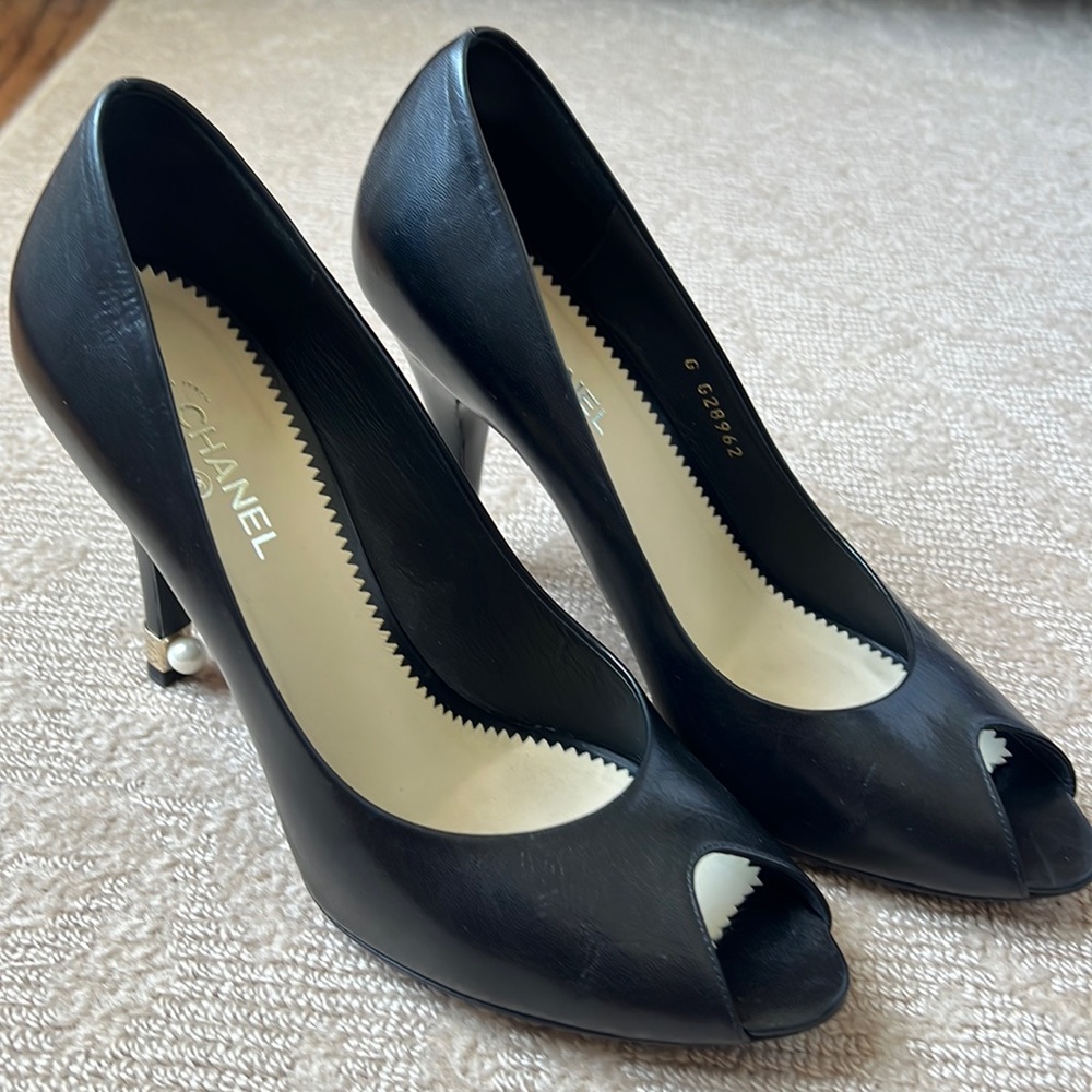 Chanel Pearl detailed open toe shoes.